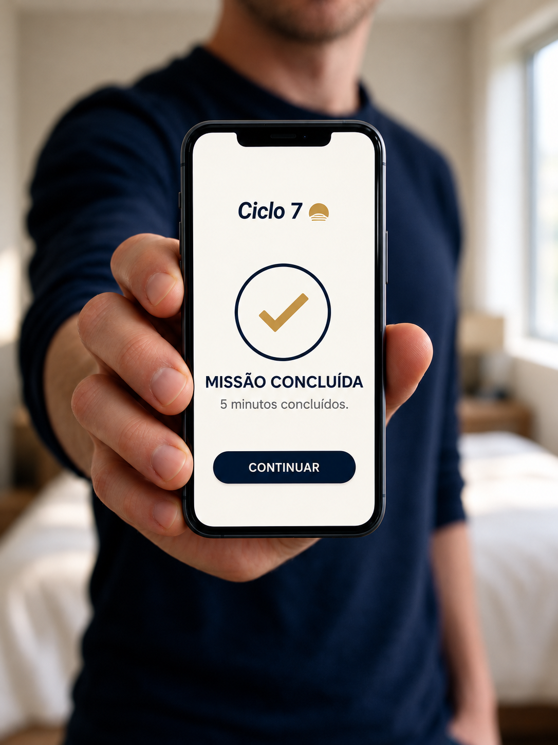 Homem segurando o celular com a tela de missão concluída do Ciclo 7